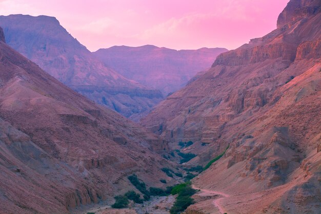 Foto paisagem desértica de montanha pela manhã natureza de israel região de masada