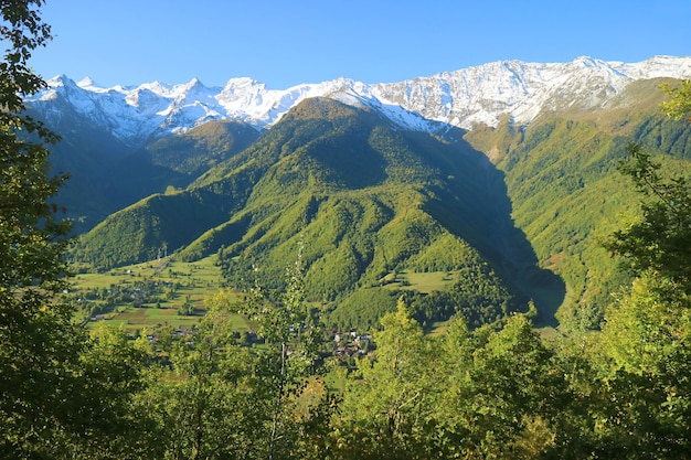 Paisagem deslumbrante das montanhas do cáucaso e do vale na região de upper svaneti, na geórgia