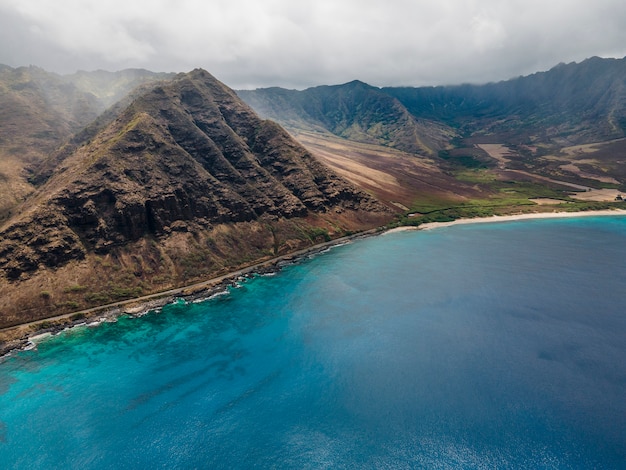 Paisagem deslumbrante do Havaí com o mar azul