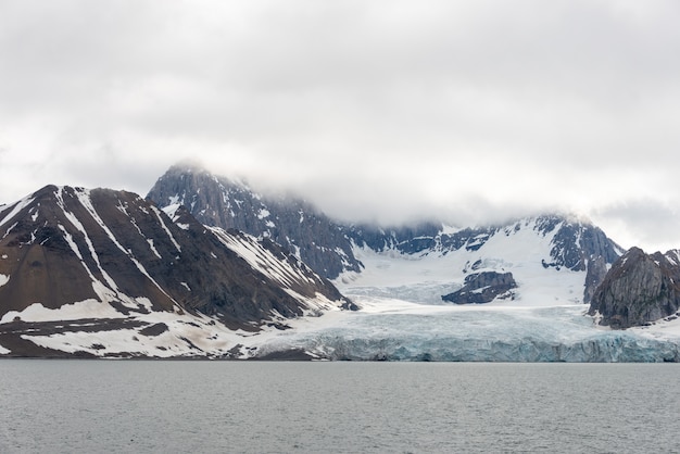 Paisagem do ártico em svalbard com geleira