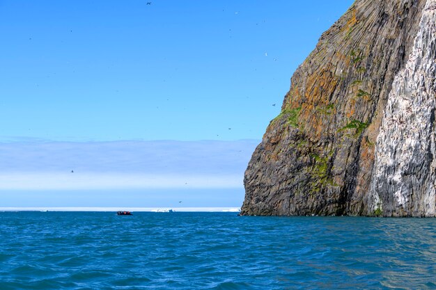 Paisagem do ártico no verão. arquipélago de franz jozef land. cabo de flora, ilha de gukera. rubini rock.