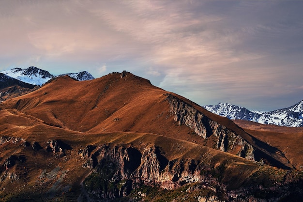 Paisagem do belo cume da montanha marrom majestosa na Geórgia