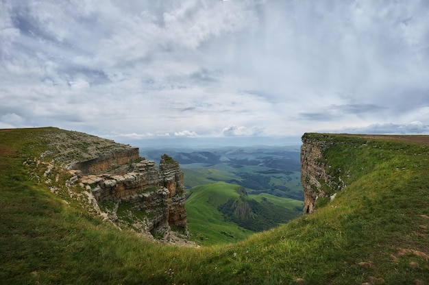 Paisagem do Cáucaso Bermamyt Canyon maravilha natural impressionante esperando aventureiros Montanhas e penhascos rochosos criam um panorama de tirar o fôlego Formações geológicas antigas e beleza acidentada