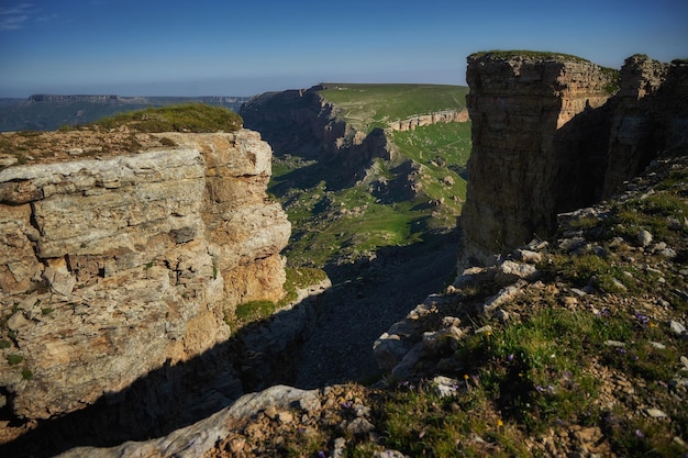 Paisagem do Cáucaso Bermamyt Canyon maravilha natural impressionante esperando aventureiros Montanhas e penhascos rochosos criam um panorama de tirar o fôlego Formações geológicas antigas e beleza acidentada