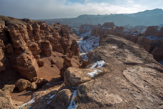 Paisagem do Cazaquistão, cânion vermelho e neve