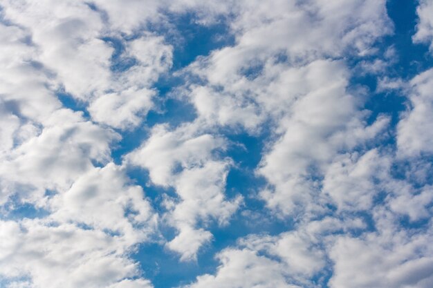 Foto paisagem do céu com nuvens cumulus