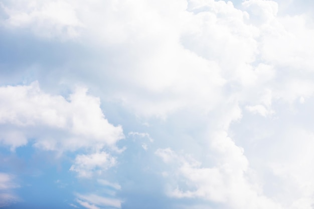 Paisagem do céu com nuvens em tons pastel