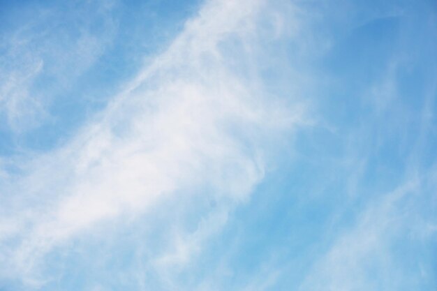 Foto paisagem do céu com nuvens em tons pastel