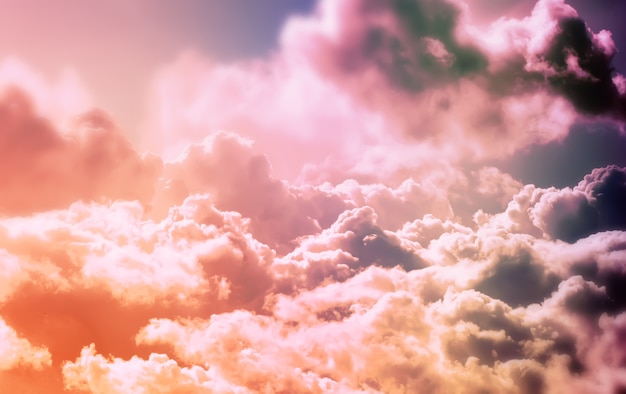 Paisagem do céu com nuvens em várias cores