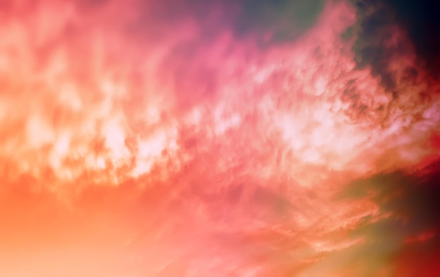 Paisagem do céu com nuvens em várias cores