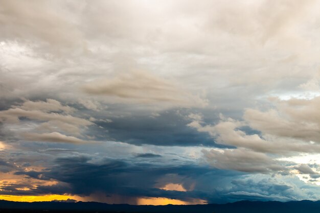 Paisagem do céu de tempestade