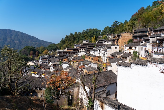 Paisagem do Condado de Wuyuan com campo de colza amarela e flores de canola desabrochando na primavera. Ele se aproxima da Montanha Amarela. Está muito quieto. As pessoas se referem a ela como a aldeia mais bonita da China.