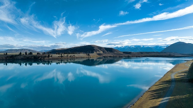 Paisagem do curso de remo do Lago Ruataniwha vista de um drone acima da água