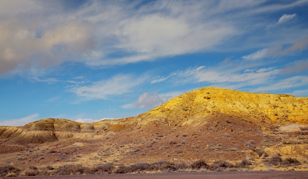 Foto paisagem do deserto nas montanhas no novo méxico com céu