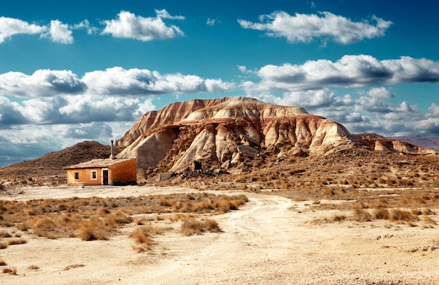 Paisagem do deserto. Paisagem do deserto por do sol com casa e montanha