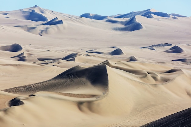 Mão afundando na areia movediça tentando tirar dicas para sobreviver no  deserto enterrado