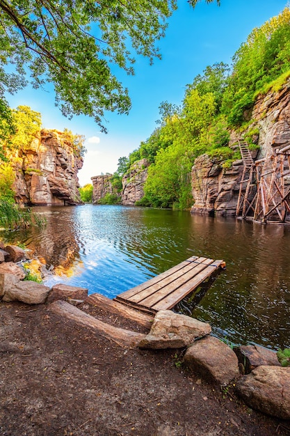 Paisagem do desfiladeiro de buky, rio com pedras altas na água, ucrânia.