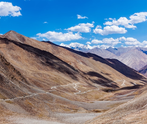 Paisagem do himalaia com estrada, ladakh, índia