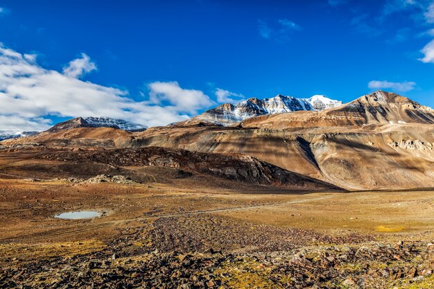 Paisagem do Himalaia no Himalaia ao longo da estrada Manalileh em Himachal Pradesh