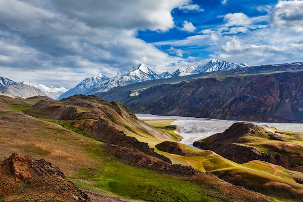 Paisagem do Himalaia no Himalaia, Himachal Pradesh, Índia