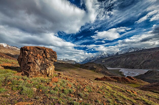 Paisagem do Himalaia no vale Spiti Himachal Pradesh Índia