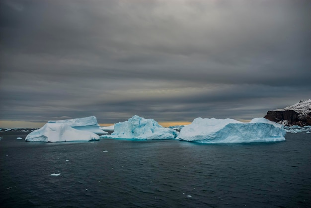 Paisagem do iceberg perto da Península Antártica Península Antártica Antártica