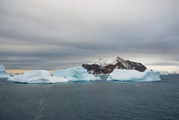 Paisagem do iceberg perto da Península Antártica Península Antártica Antártica