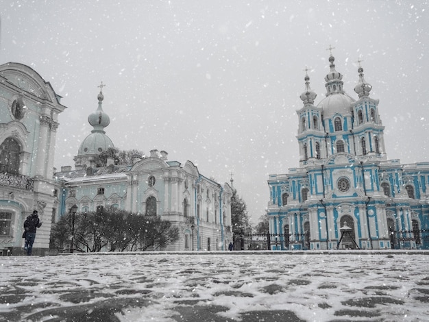 Paisagem do inverno com a Catedral Smolny em São Petersburgo. Rússia.