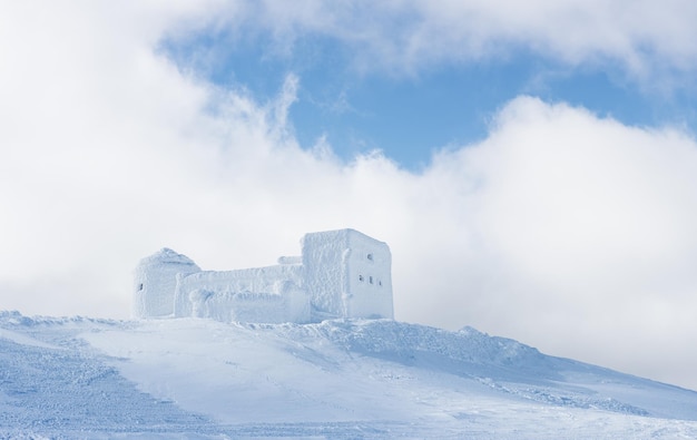 Paisagem do inverno com o antigo observatório nas montanhas