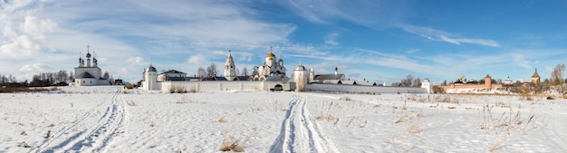 Paisagem do inverno com o mosteiro suzdal rússia. viagem do anel de ouro da rússia