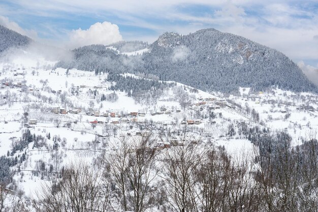 Paisagem do inverno com pequenas casas de aldeia entre. giresun turquia