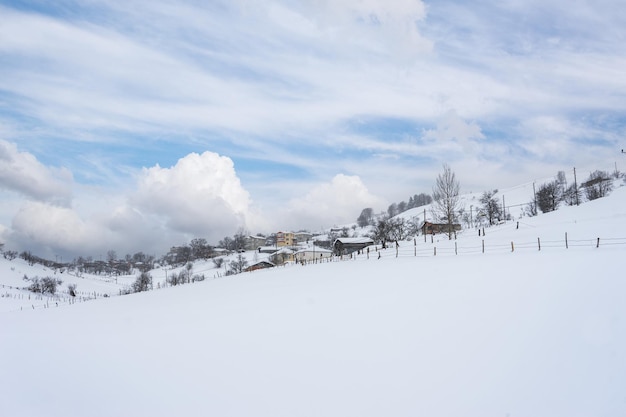 Paisagem do inverno com pequenas casas de aldeia entre. giresun turquia