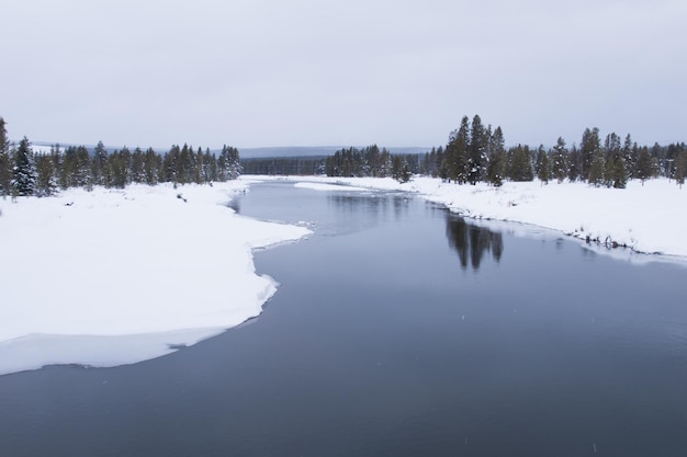 Paisagem do inverno com rio congelado no Parque Nacional Great Teton.