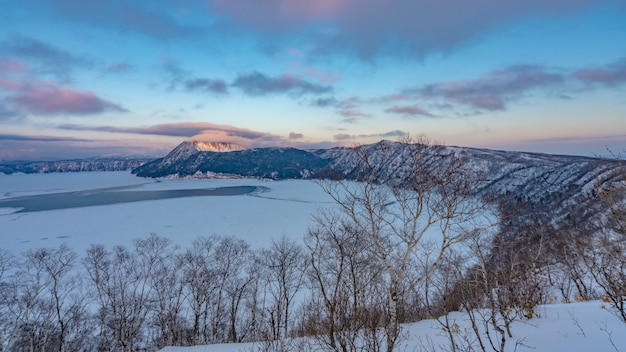 Paisagem do inverno da montanha em Hokkaido, Japão