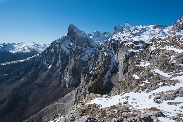 Paisagem do inverno em montanhas de picos de europa, cantábria, espanha.