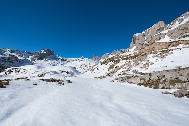 Paisagem do inverno em montanhas de Picos de Europa, Cantábria, Espanha.