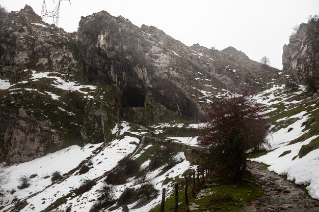 Paisagem do inverno na montanha aizkorri, no país basco.