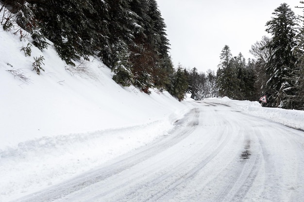 Paisagem do inverno nos pirinéus após um stowm de neve pesada.