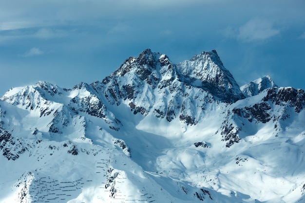 Paisagem do inverno Silvretta Alpes. Estância de esqui Silvrettaseilbahn AG Ischgl, Tirol, Áustria.