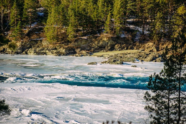 Paisagem do inverno, vale do Rio de montanha