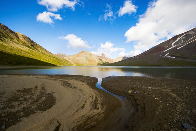 Paisagem do lago alpino, vista colorida da natureza, lago georgiano, destino de viagem, local para caminhadas.