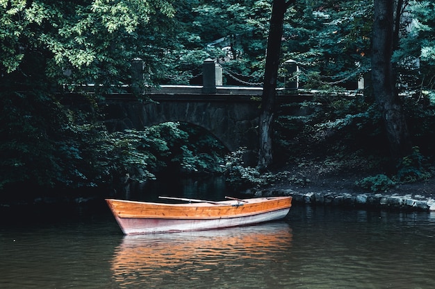 Foto paisagem do lago com barco