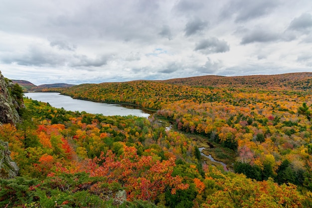 Paisagem do Lago das Nuvens cercado por uma floresta no outono em Michigan, EUA