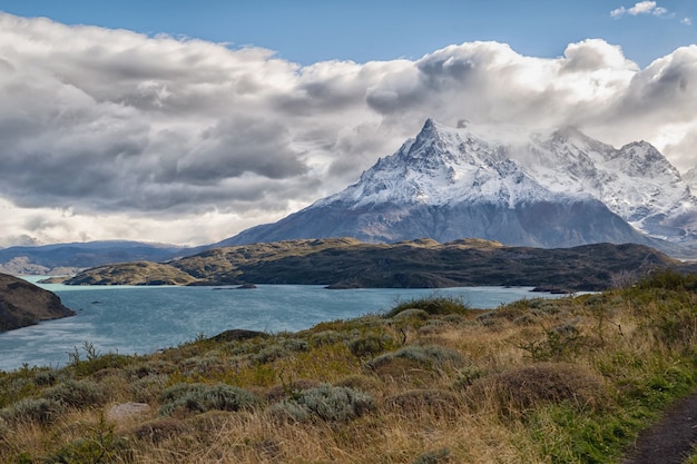 Paisagem do Lago del Pehoe no parque nacional Torres del Paine