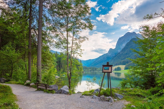 Paisagem do lago e montanhas no parque florestal no verão Parque Nacional do Lago Hintersee Berchtesgadener Land Alta Baviera Alemanha Europa