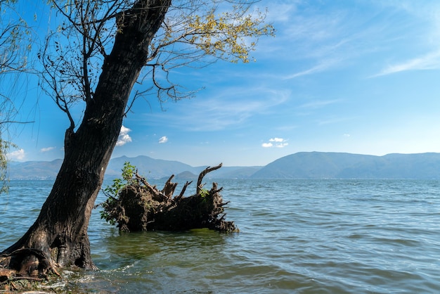 Foto paisagem do lago erhai localizado em dali yunnan, china