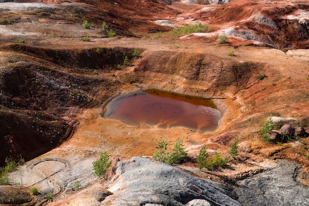 Paisagem do lago vermelho como um planeta Marte superfície ural pedreiras de argila refratária natureza montanhas urais