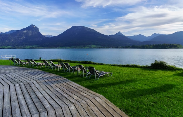 Paisagem do lago wolfgang pela manhã, st. wolfgang im salzkammergut, áustria