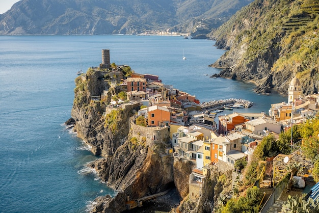 Paisagem do litoral com vila de vernazza na itália