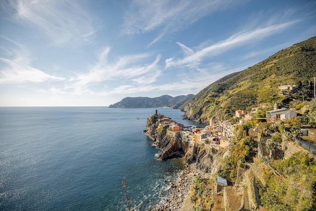 Paisagem do litoral com vila de vernazza na itália